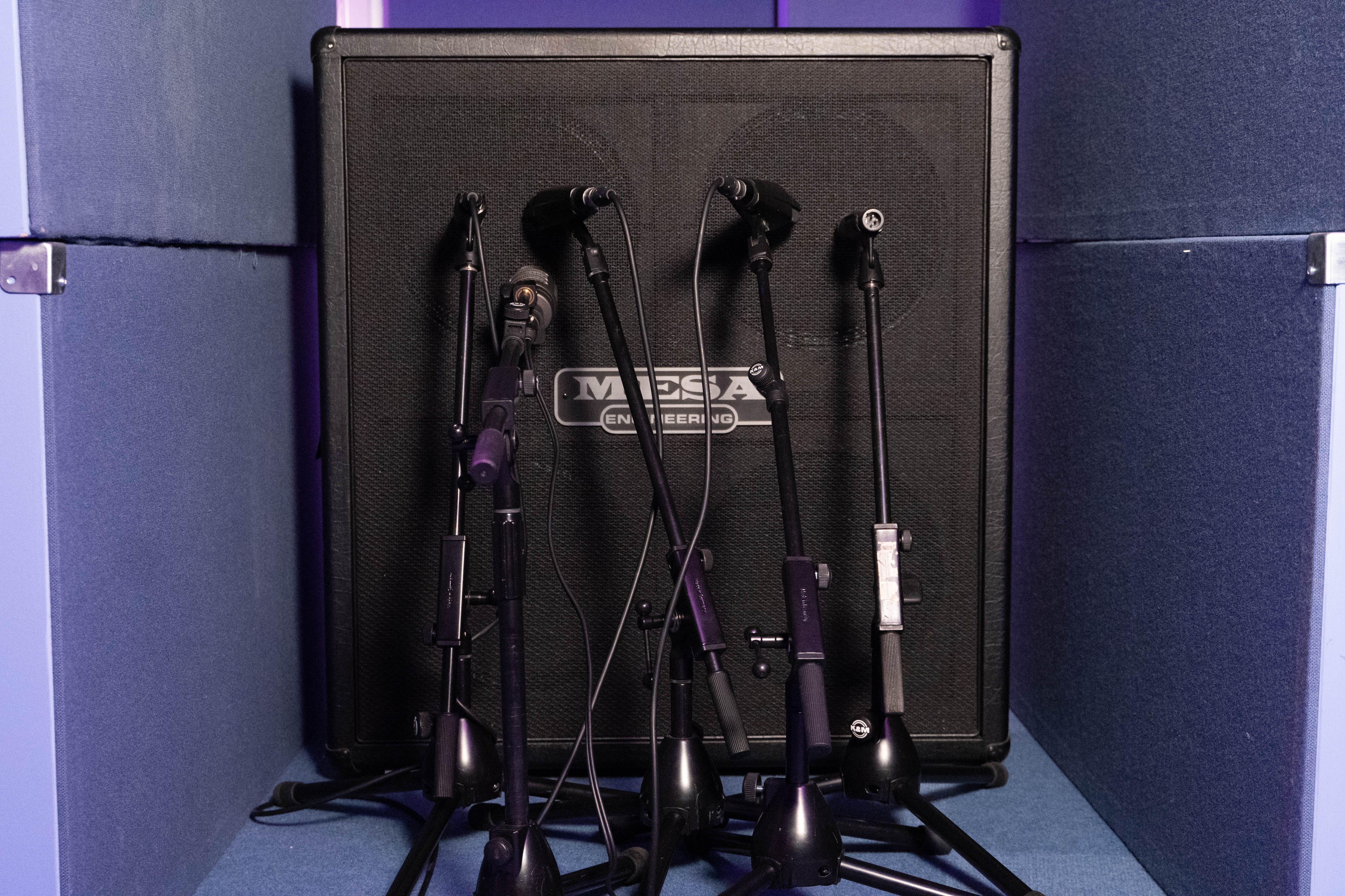 Multiple microphone setups for the guitar recordings
